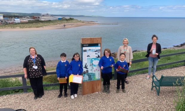 Southesk primary pupils and staff with MSP Mairi Gougeon.