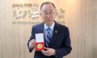 Former UN Secretary-General Ban Ki Moon with his RSGS medal