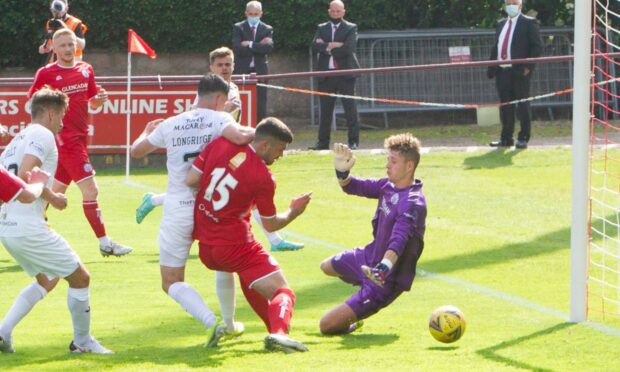 Brechin City vs Livingston
Goal 0-3
Livingstons Jackson Longridge scores the 3rd goal past keeper Jack Wills
....Pic Paul Reid