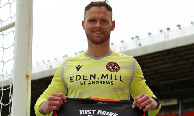 Trevor Carson has signed a two-year deal with Dundee United.