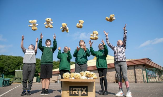 Andover P7 pupils (from left) Harry Duncan, Lucas Burns, Alysha White, Dalin Keith, Holleigh Dickie and Sahara Halfpenny with their memory bears. Pic: Kim Cessford/DCT Media.
