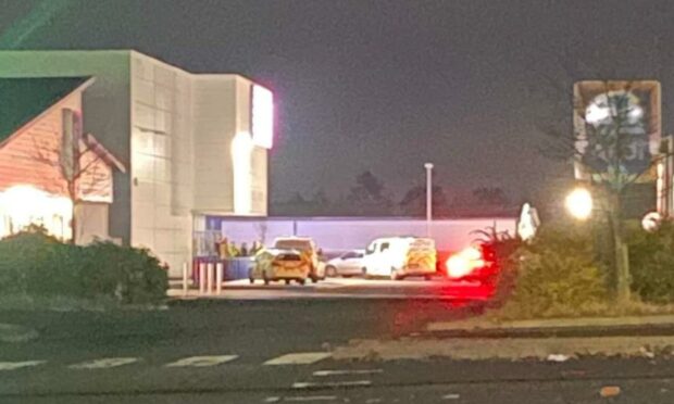 Police pictured outside the B&M store in Glenrothes after the break-in. Image: Fife Jammer Locations.