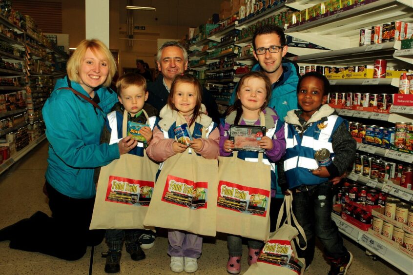 'Living Better Lives': Dundee Food Train Charity Seeks Volunteers To Help Older People Eat Well And Have A Blether - The Courier 12 29jjscfood1 1010235 12axmstxp