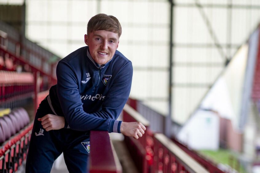 Dunfermline player Paul Allan has signed a contract to 2024. 