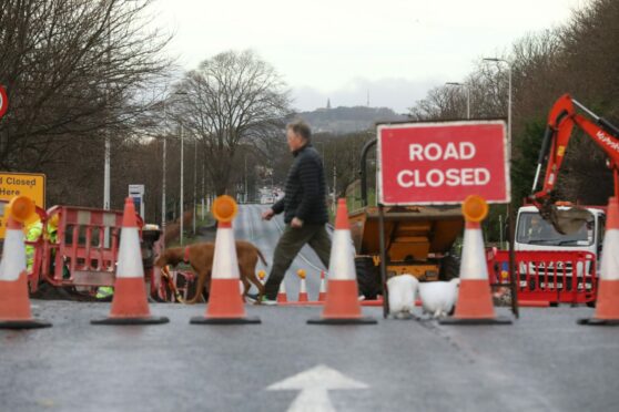 Dundee Road West has been shut.