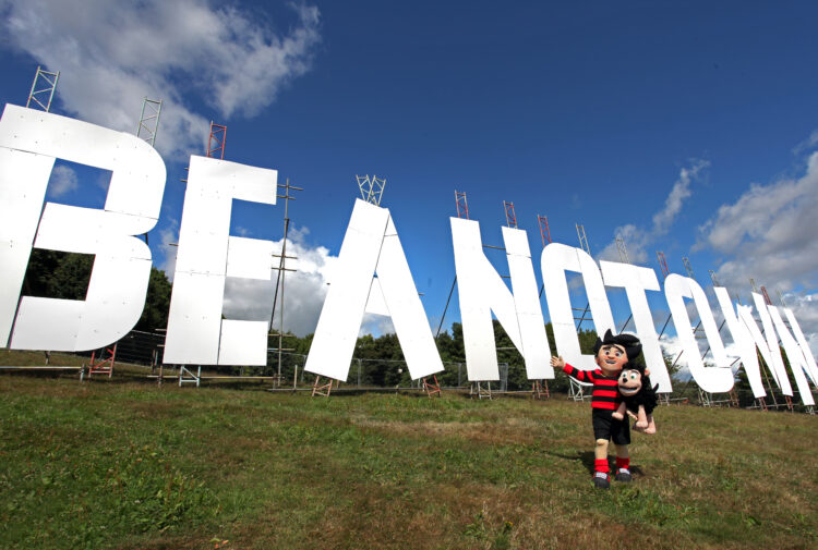 Beanotown sign on Dundee Law