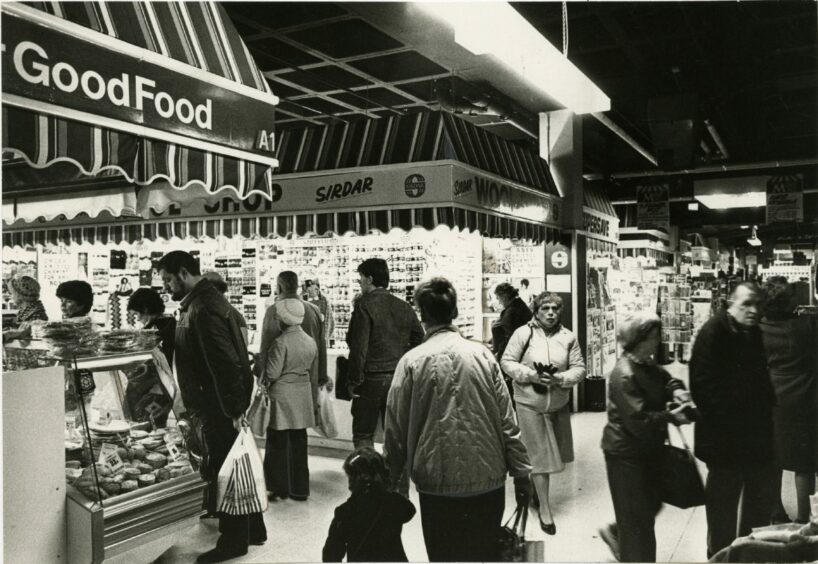 black and white photo shows the busy Wellgate Market Hall in 1983.