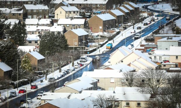 A yellow weather warning for snow has been issued in Tayside and Fife.
