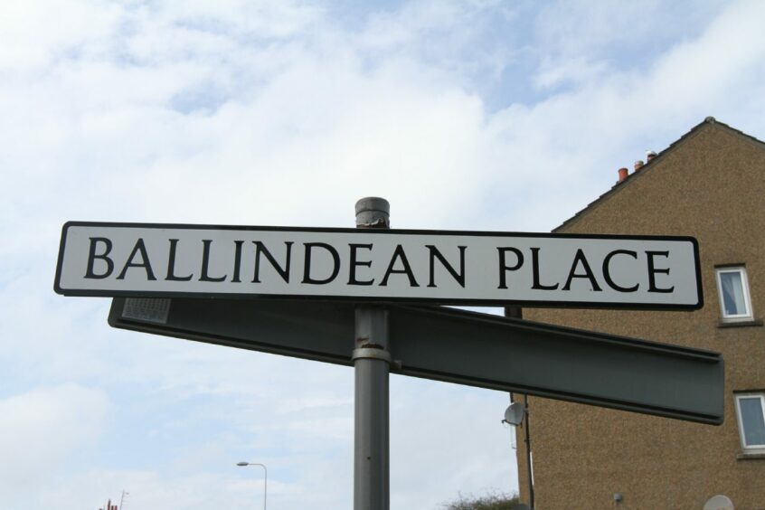 Ballindean Place, Dundee sign