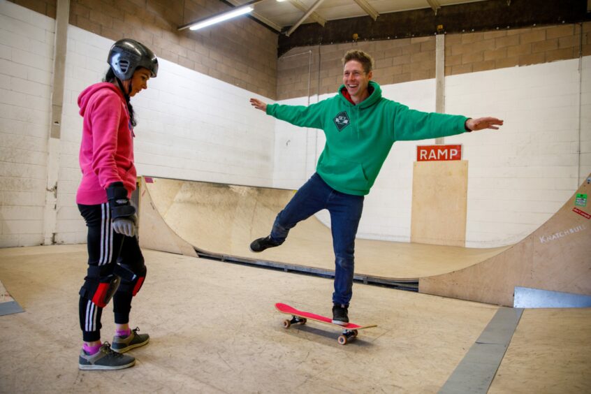 Ross shows Gayle the ropes.