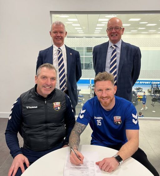 Montrose Chief Executive Pete Stuart and Chairman John Crawford with Stewart Petrie and Michael Gardyne after his signing.