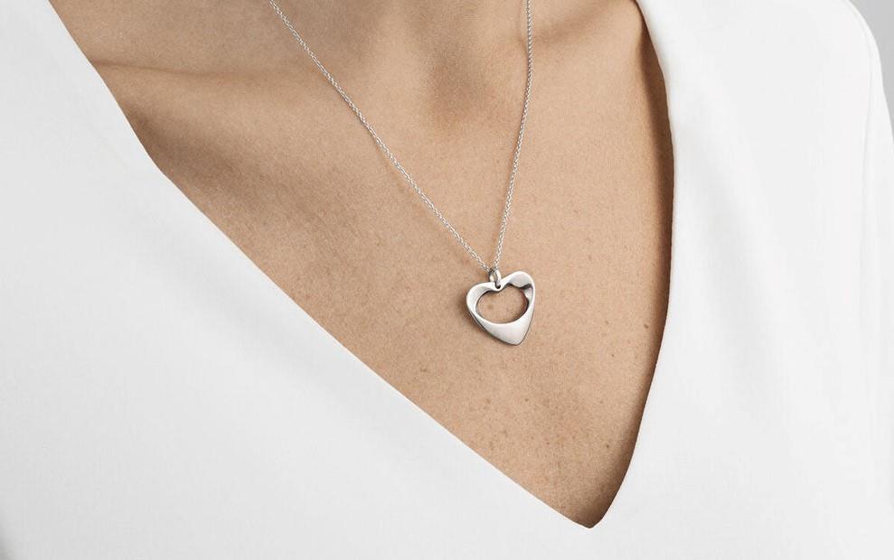 a simple necklace is a great Valentine's Day 2022 ideas