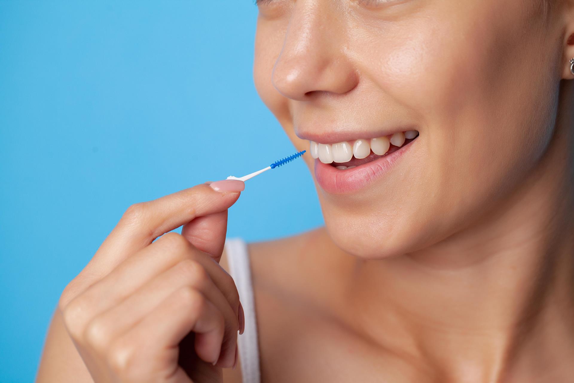 Woman cleaning her teeth