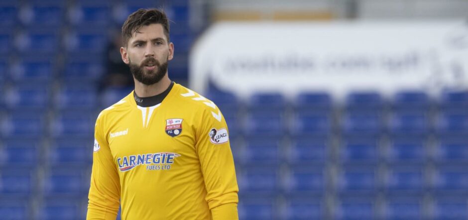 Aaron Lennox has penned a new Montrose deal