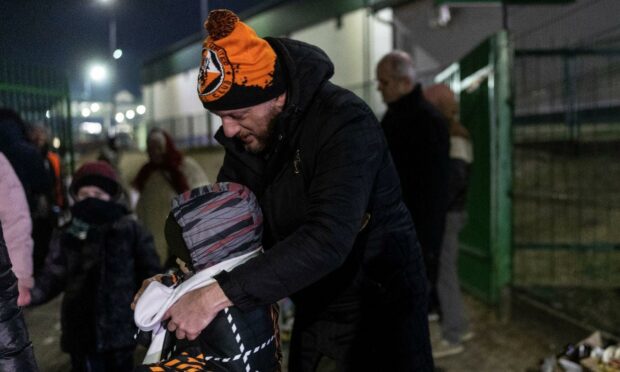 Ricardo with a refugee at the Polish border. Image: Rodrigo Jiménez.