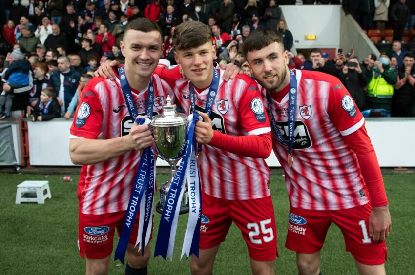 Arnott, centre, with the SPFL Trust Trophy