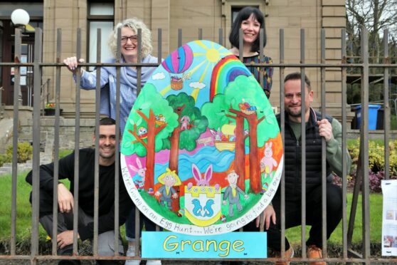 Judges Kevin Matthew, Alison Henderson, Suzanne Scott and Craig Simpson with the winning Grange primary egg. Pic: Gareth Jennings/DCT Media.