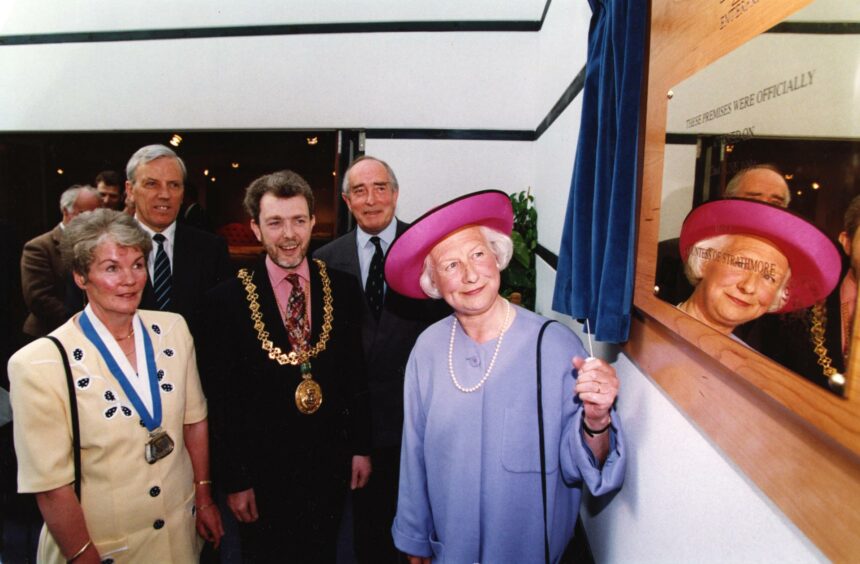 The Countess of Strathmore unveils a plaque at the opening of the new Dovetail premises on June 22 1994