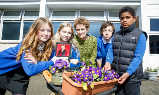 Teacher Meg Allan with Leuchars Primary School pupils, holding photo of Suzy Mackenzie.