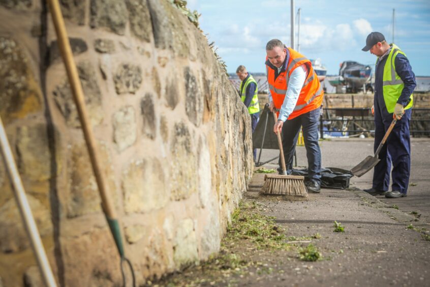 The local Community Payback team has been out clearing weeds without chemicals in Tayport.
