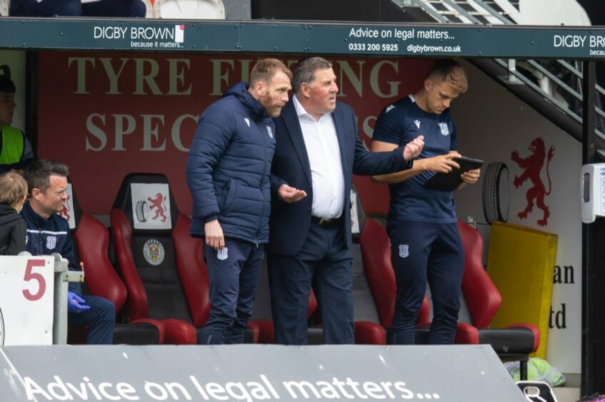 Mark McGhee discusses tactics with assistant Simon Rusk.