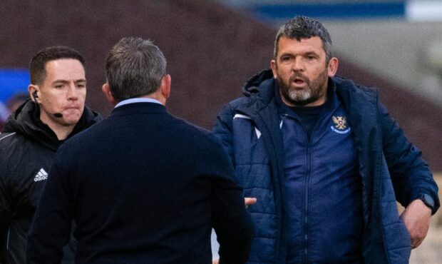 Callum Davidson shake hands with Billy Dodds.