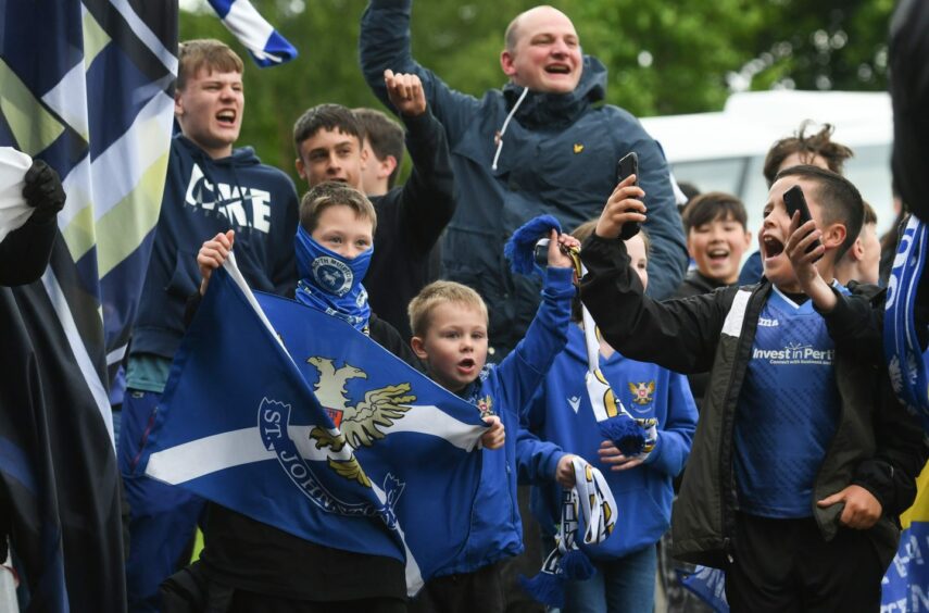 Saints fans welcome the players to McDiarmid Park.
