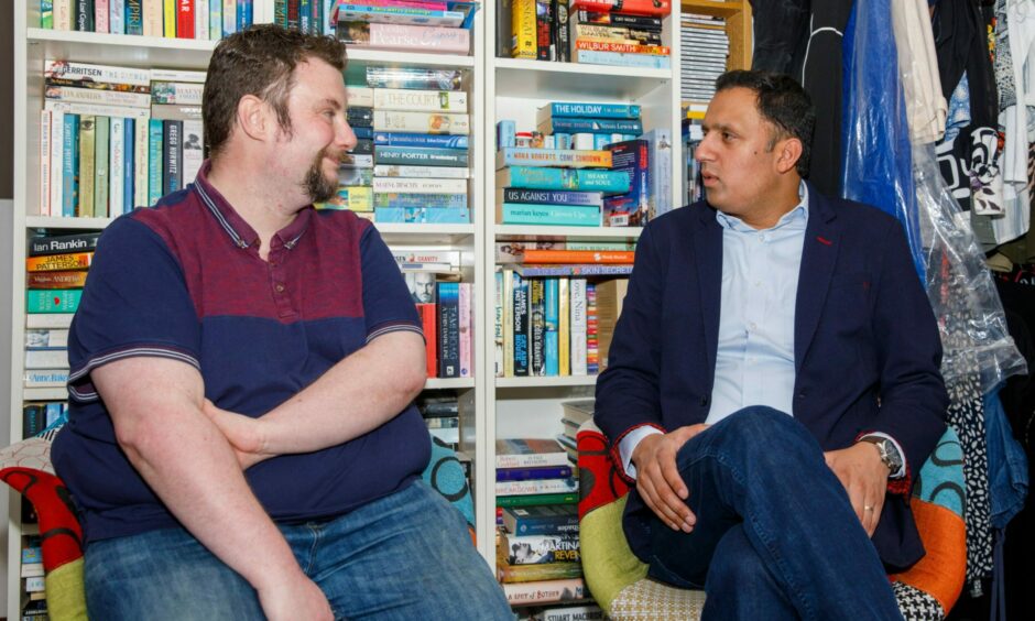 Paul Reilly talks to Scottish Labour leader Anas Sarwar on a visit to the Toll Community Centre in Burntisland.