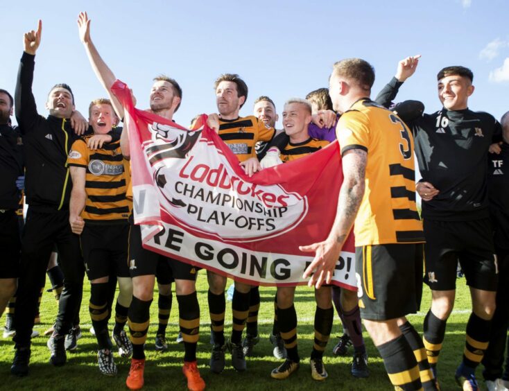 Jamie McCart celebrating with Alloa.