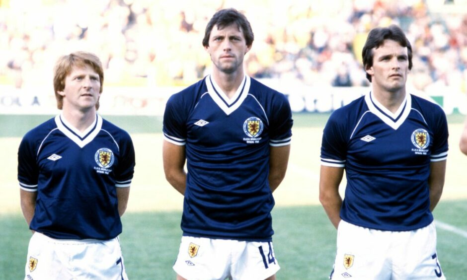 Gordon Strachan da Escócia (à esquerda), Dave Narey e Frank Gray antes do início da batalha contra o Brasil.