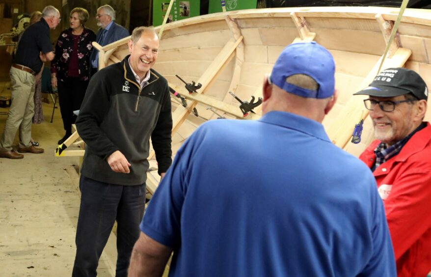 Earl of Forfar visits skiff project