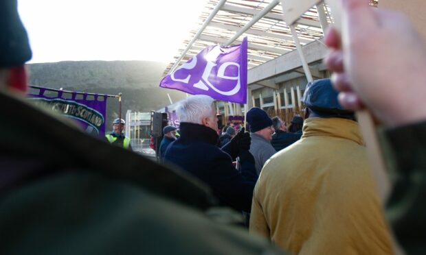 Why are Dundee teachers striking?
