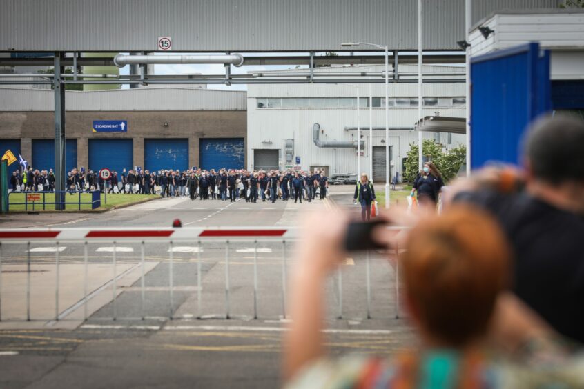 Workers leaving the Michelin factory for the final time in 2020. Mhairi Edwards/DC Thomson.