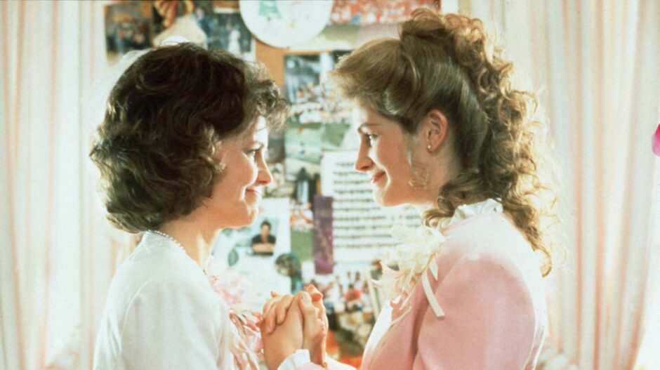 Sally Field and Julia Roberts in a scene from Steel Magnolias.