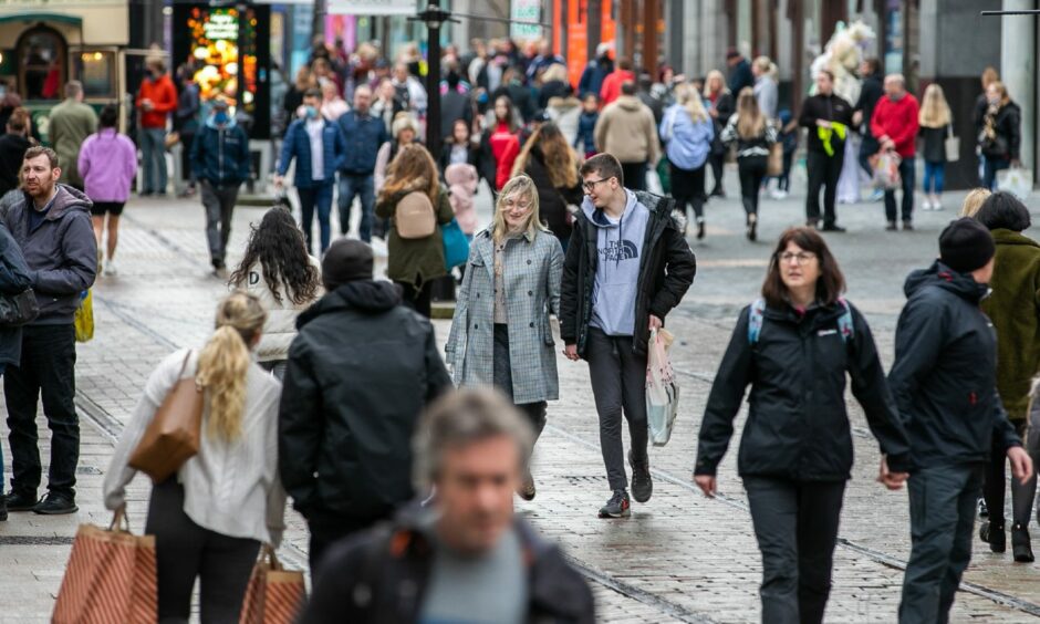Photo shows large crowd of shoppers in the centre of Dundee.