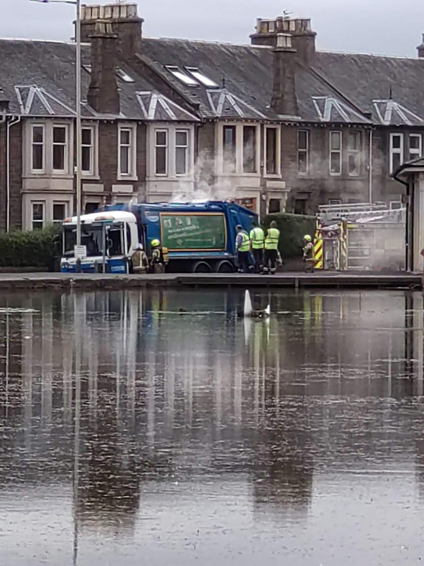 Fire crews tackle blaze in Dundee bin lorry near Swannie Ponds