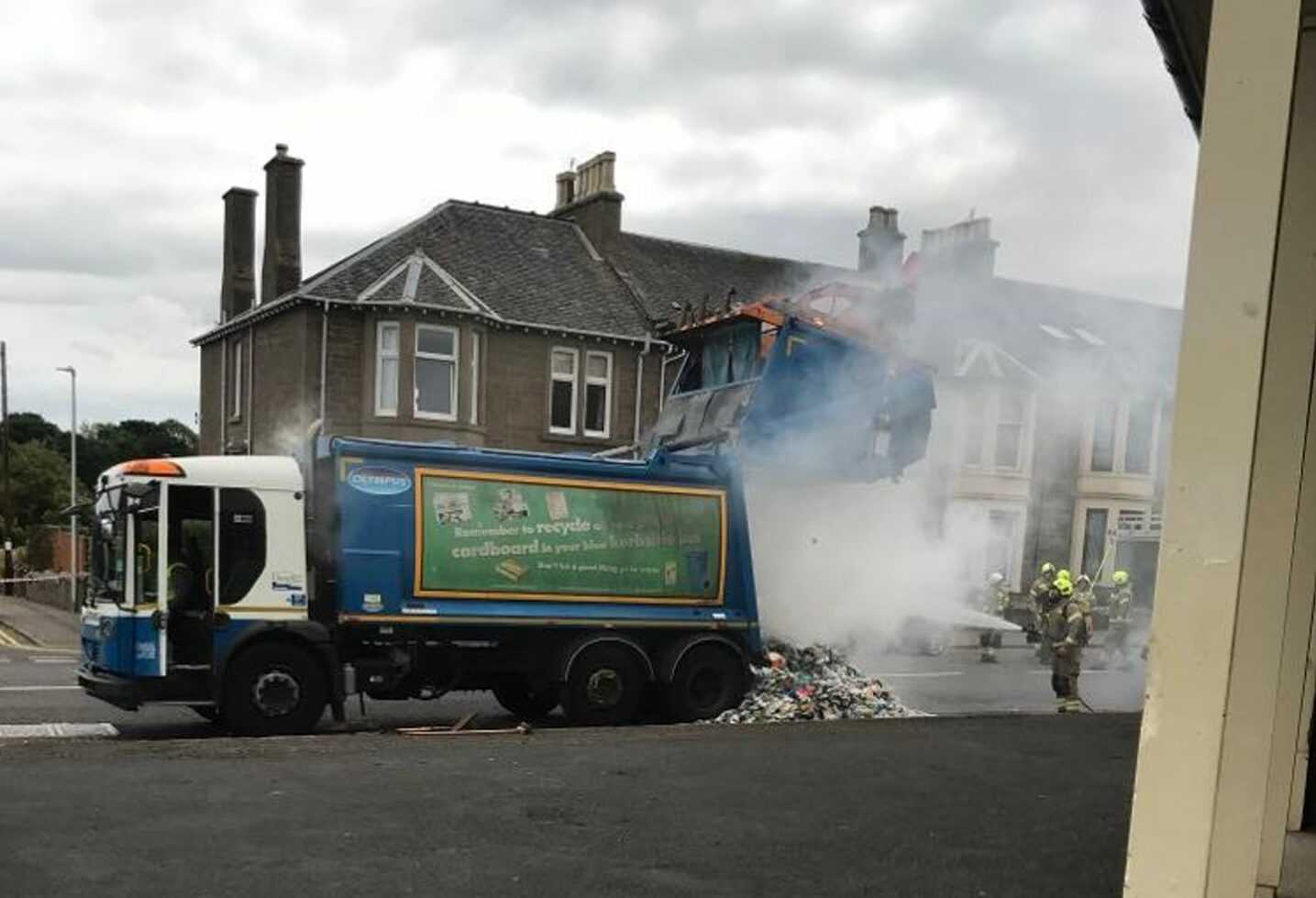Fire crews tackle blaze in Dundee bin lorry near Swannie Ponds