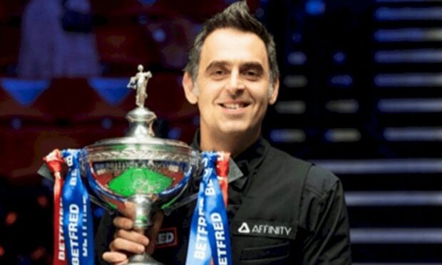 Reigning world snooker champion Ronnie O'Sullivan is taking on guests and local players at the Gardyne Theatre.