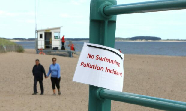 A sign at Broughty Ferry beach warning of the pollution.