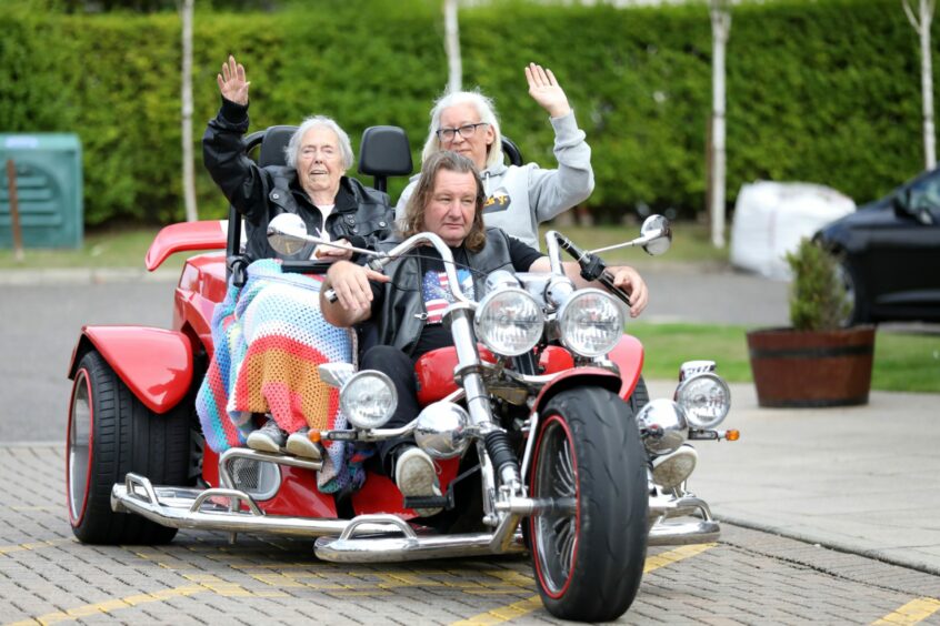 Kit and Kerry head off on their trip.