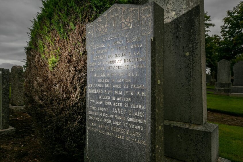 Kirriemuir cemetery war grave tours