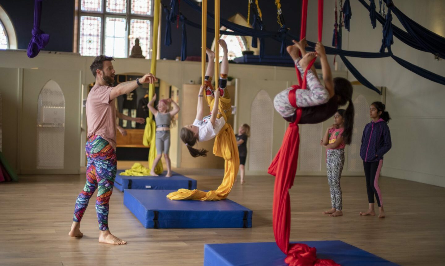 Darmowe zajęcia jogi dla dzieci w Dundee cieszą się coraz większą popularnością