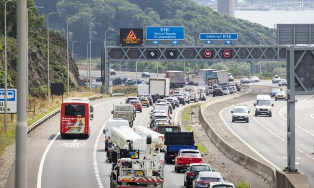 The M90 southbound road towards the Queensferry Crossing.