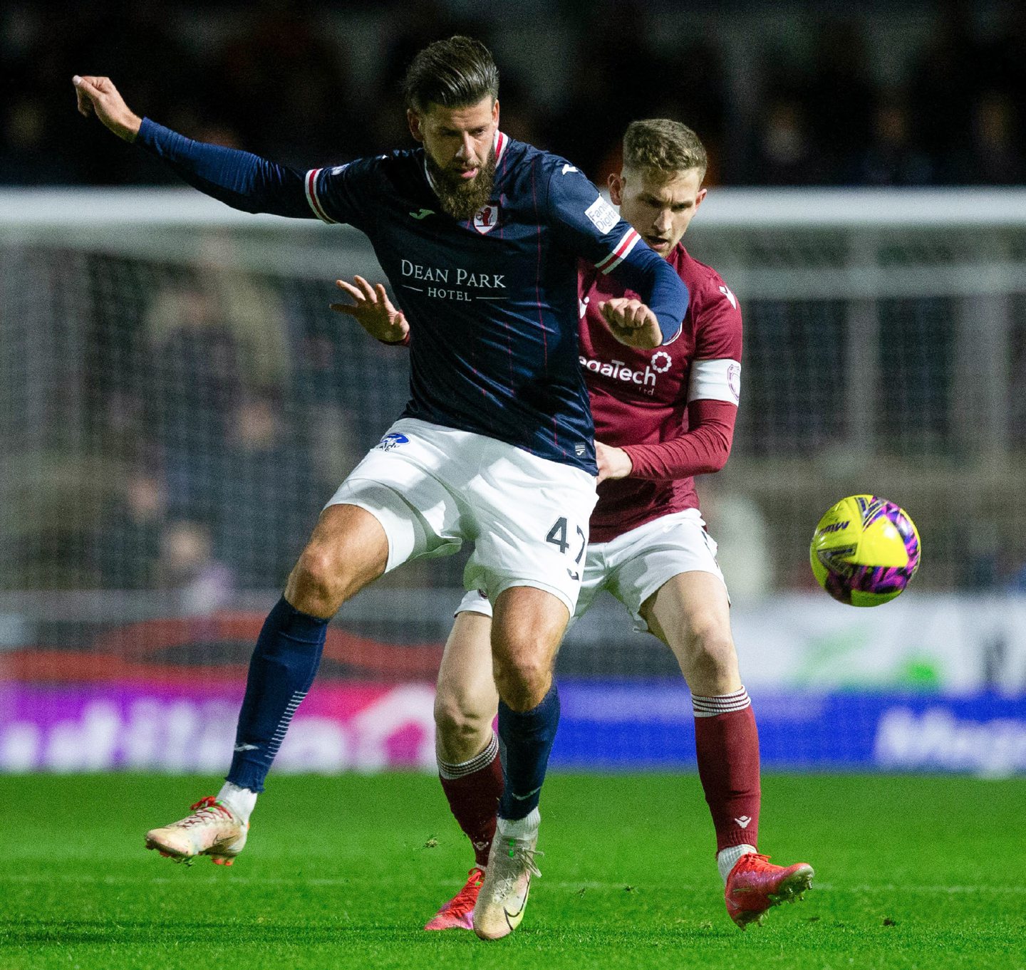 Raith's John Frederiksen (L) and Arbroath's Thomas O'Brien tussle. Image: SNS.