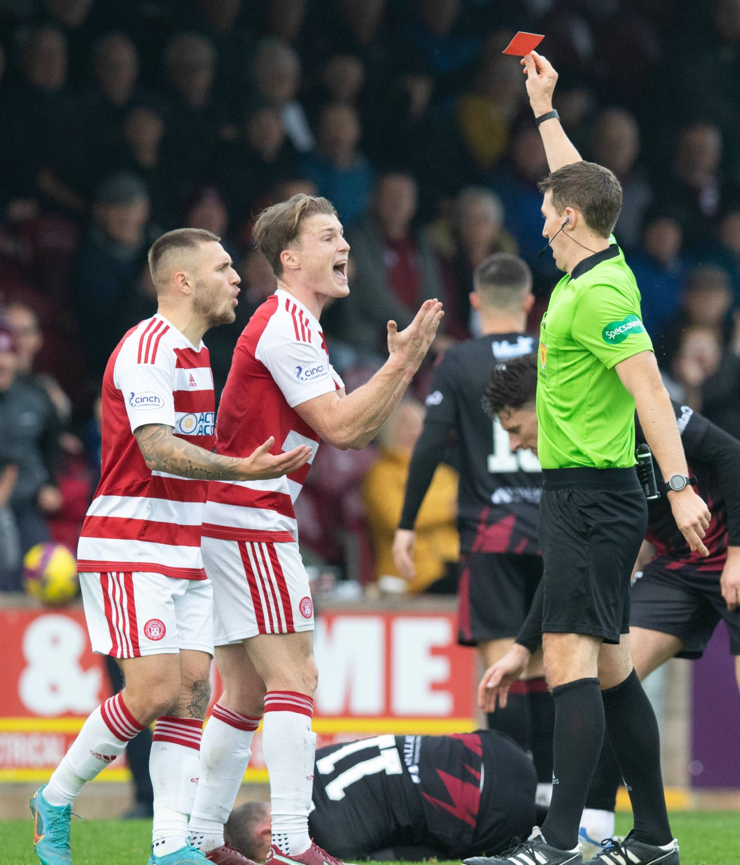 Peter Stuart shows Dan O'Reilly a straight red card. Image: SNS