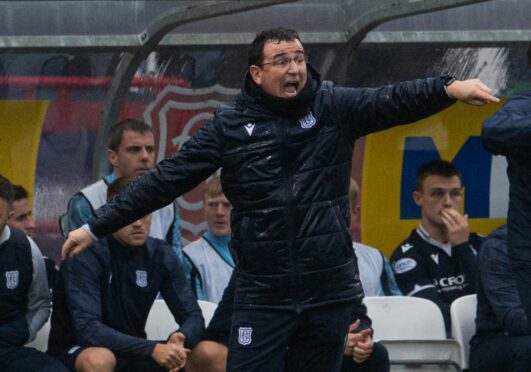 Dundee boss Gary Bowyer on the bench during the 0-0 draw with Morton (Image: SNS).