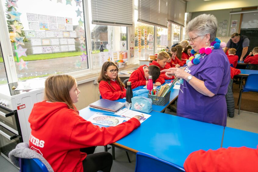 Ruth McCabe from Dementia Friendly Fife speaking to the pupils at Leslie Primary School. Image: Steve Brown / DC Thomson.