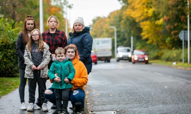 Reagan Hill (23), Cayren Brown (53), Aimee Brown (30) and Donna Aitken (49) with kids Charlotte (8) and Chayse (3) on Pitcairn Avenue. Image: Steve Brown / DC Thomson