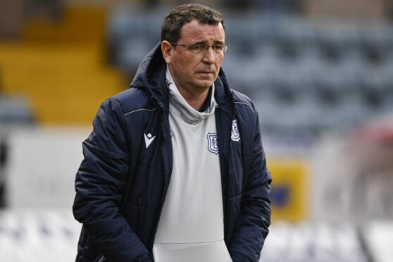 Dundee boss Gary Bowyer watches his side take on Hamilton. Image: SNS.