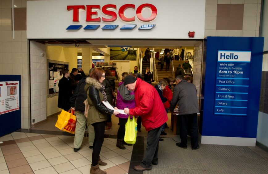 Kirkcaldy Tesco customers sign a petition to keep the store open in 2015.